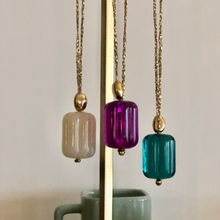 Charger l'image dans la galerie, 3 grosse perle pendentif cannelé en résine crème, framboise et émeraude et perle galet plaquée or sur un fil d'or d'un sautoir bohème réglable