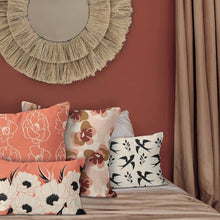 Charger l'image dans la galerie, Ambiance chambre bohème couleur terracotta avec coussin fleurs sur fond rose corail Oiseaux muses Atomic Soda
