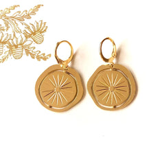 Charger l'image dans la galerie, sur fond blanc, paire de boucles d'oreille ronde or motif soleil et forme ajourée