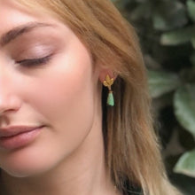 Charger l'image dans la galerie, Gros plan visage jeune fille avec boucle d'oreille goutte en Jadéite et attache 3 petites feuilles dorée.