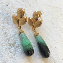 Charger l'image dans la galerie, Gros plan sur une paire de boucles d'oreille en Jadéite en forme de goutte avec attache 3 petites feuilles en acier inoxydable doré.
