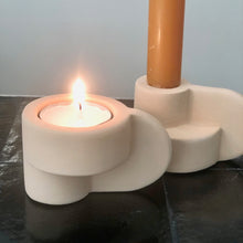 Charger l'image dans la galerie, Bougeoir reversible en terre cuite couleur nude.L'un avec une bougie droite couleur caramel, l'autre avec une bougie chauffe plat .