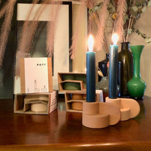 Charger l'image dans la galerie, Mise en scène des bougeoirs reversibles Pott en terre cuite avec leurs emballages