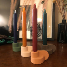 Charger l'image dans la galerie, Mise en scène des bougeoirs reversibles Pott dans les 4 couleurs: olive green, nude, terra, chocolat avec bougies colorées.