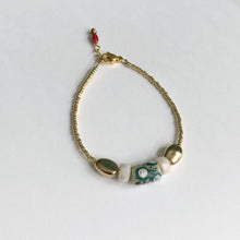 Charger l'image dans la galerie, Bracelet Cocody avec perle africaine en pâte de verre crème, blanche et vert d'eau, perle nacre facettée et perle galet plaqué or sur parles miyuki or