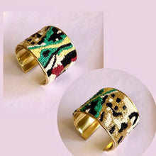 Charger l'image dans la galerie, 2 photos de la même manchette en perles tissées , recto et verso sur fond blanc