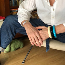 Charger l'image dans la galerie, 3 bracelets en résine style vintage sur poignet jean et chemise blanche
