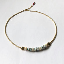 Charger l'image dans la galerie, Collier Cocody avec perle en pâte de verre , perle nacrée facettée et perle galet plaqué or et perles miyuki plaqués or