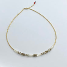 Charger l'image dans la galerie, Collier Surfeur des Villes composé de perles miyuki or, de nacre et d'hématites or
