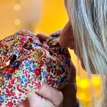 Charger l'image dans la galerie, Gros plan femme qui sent l'odeur du Furoshiki parfumé à l'Ambre Somptueux