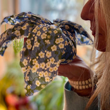 Charger l'image dans la galerie, Gros plan femme qui sent l'odeur d'un Furoshiki parfumé à l'Ambre Sompteux