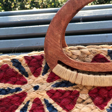 Charger l'image dans la galerie, Détail d'une anse en bois massif d'un panier en jute peint motif rouge te bleu