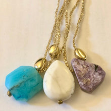Charger l'image dans la galerie, 3 pendentifs pierre semi précieuses turquoise blanche et violette sur un fil d'or et perle galet or
