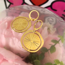 Charger l'image dans la galerie, Paire de boucles d'oreille ronde et ajouré motif soleil comtemporain sur une bulle transparente rose pâle