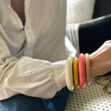 Charger l'image dans la galerie, Bracelets jonc divers en résine style vintage sur poignet de femme en chemise blanche