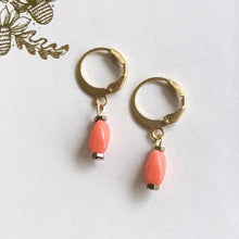 Charger l'image dans la galerie, B.O mini boucle dormeuse doré et perle corail
