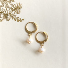 Charger l'image dans la galerie, b.o mini boucle dormeuse doré et perle nacre