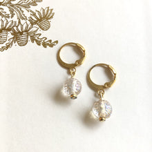 Charger l'image dans la galerie, B.O mini boucle dormeuse doré et perle transparente ancienne