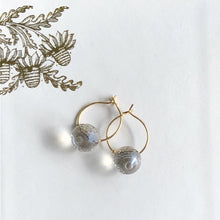 Charger l'image dans la galerie, Paire de mini créoles en acier inoxydable avec perle boule cristal facetté