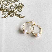 Charger l'image dans la galerie, Paire de mini créoles en acier inoxydable avec perle donut nacrée