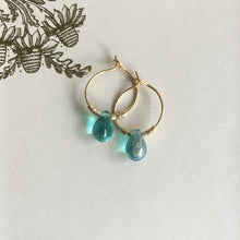 Charger l'image dans la galerie, Paire de mini créoles en acier inoxydable avec perle goutte bleue