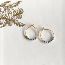 Charger l'image dans la galerie, Paire de mini créoles en acier inoxydable avec perles hématites facettées argent