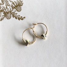 Charger l'image dans la galerie, Paire de mini créoles en acier inoxydable avec perle hématite octogonale facettée