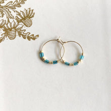 Charger l'image dans la galerie, Paire de mini créoles en acier inoxydable avec perles miyuki bleu et or Modifier le texte alternatif