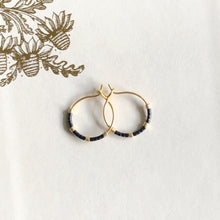 Charger l'image dans la galerie, Paire de mini créoles en acier inoxydable avec perles miyuki noir et or