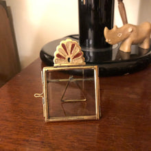 Charger l'image dans la galerie, Mini cadre à poser en laiton doré et émail peint rose sur ambiance meuble bois foncé