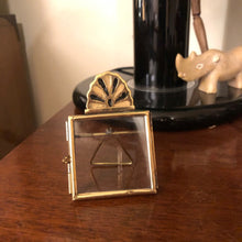 Charger l'image dans la galerie, Mini cadre à poser en laiton doré et émail peint noir sur ambiance meuble bois foncé