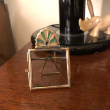 Charger l'image dans la galerie, Mini cadre à poser en laiton doré et émail peint vert sur ambiance meuble bois foncé