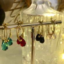 Charger l'image dans la galerie, Plan serré sur les 4 modèles de mini créoles acier inoxydable et perle goutte de couleur. Ambiance glamour.