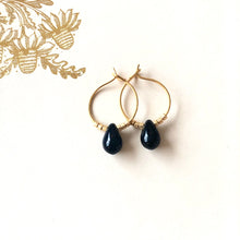 Charger l'image dans la galerie, Paire de mini créoles en acier inoxydable et perle goutte noire