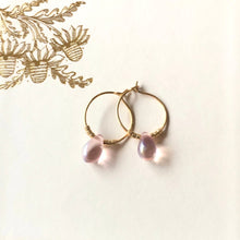 Charger l'image dans la galerie, Paire de mini créoles an acier inoxydable et perle goutte rose pâle