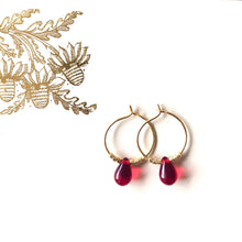 Charger l'image dans la galerie, paire de mini créoles en acier inoxydable et perle goutte rouge