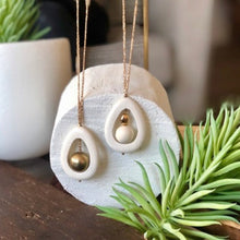 Charger l'image dans la galerie, Deux sautoirs en perle de bois ajourée et fil d'or dans une ambiance de bois blanc et plantes grasses