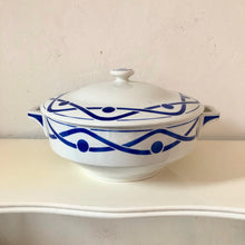 Charger l'image dans la galerie, soupière vintage blanche décor géométrique bleu