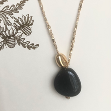 Charger l'image dans la galerie, Perle de verre chunky noire sur fil d'or et perle de galet plaquée or