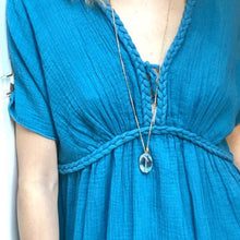 Charger l'image dans la galerie, Long sautoir bohème perle cristal de roche porté sur robe bleue turquoise en coton