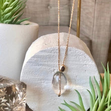 Charger l'image dans la galerie, Gros plan sautoir bohème perle cristal de roche et galet plaqué or sur fil d'or. Ambiance bois blanc et plantes grasses