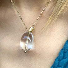 Charger l'image dans la galerie, Gros plan sur sautoir bohème perle cristal de roche et perle galet plaqué or. Détail cheveux blonds et robe coton bleue turquoise