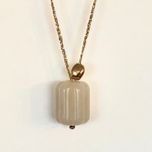 Charger l'image dans la galerie, grosse perle pendentif cannelé en résine crème et perle galet plaquée or sur un fil d'or d'un sautoir bohème réglable
