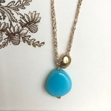 Charger l'image dans la galerie, Perle de verre chunky turquoise sur fil d'or et perle de galet plaquée or
