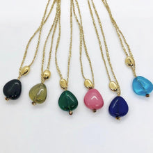 Charger l'image dans la galerie, Sautoirs talisman bohème avec perles de verre chunky en 6 couleurs différentes et perles galet plaquées or sur fil d'or