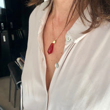 Charger l'image dans la galerie, Sautoir talisman bohème sur fil d'or perle pendentif terra-cotta et perle galet plaqué or sur décolleté et chemise blanche