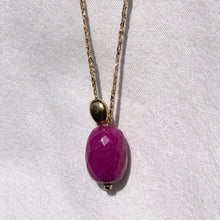 Charger l'image dans la galerie, Sautoir talisman bohème composé d'une perle agate facettée rose indien et d'une perle galet plaqué or sur fil doré. Fond blanc.