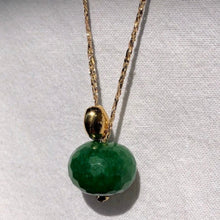 Charger l'image dans la galerie, Sautoir talisman bohème composé d'une perle agate facettée vert intense et d'une perle galet plaqué or sur fil doré. Fond blanc.