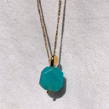 Charger l'image dans la galerie, Sautoir talisman bohème composé d'une perle amazonite forme hexagonale et d'une perle galet plaqué or sur fil doré. Fond blanc.