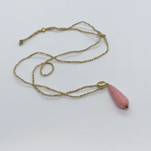 Charger l'image dans la galerie, Sautoir talisman bohème composé d'une perle de verre goutte rose et d'une perle galet plaqué or sur fil d'or